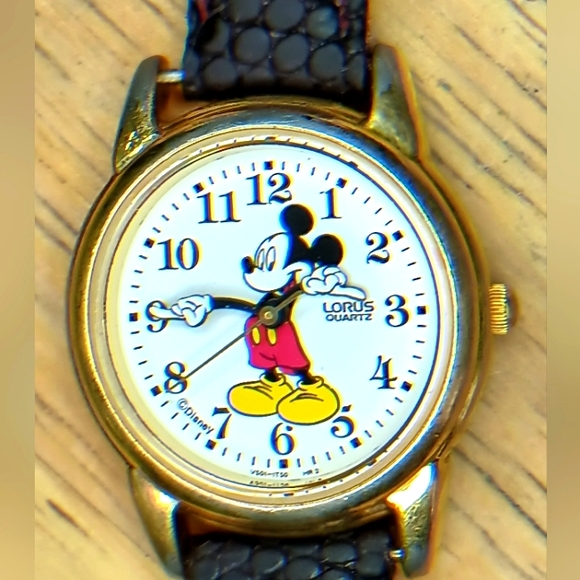 Lorus ladies Mickey Mouse facing left white dial 3 hand movement leather band main image 5